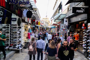 Atina, Yunanistan - Yunanistan 'daki koronavirüs salgını sırasında Avissinas Meydanı' ndaki Monastiraki bit pazarını ziyaret eden turistler için maskeyi takmak zorunlu değil, ancak pek çok kişi takıyor.