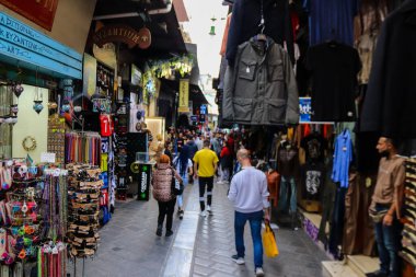 Atina, Yunanistan - Yunanistan 'daki koronavirüs salgını sırasında Avissinas Meydanı' ndaki Monastiraki bit pazarını ziyaret eden turistler için maskeyi takmak zorunlu değil, ancak pek çok kişi takıyor.