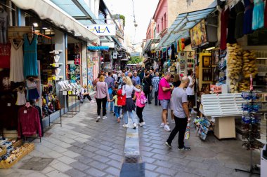 Atina, Yunanistan - Yunanistan 'daki koronavirüs salgını sırasında Avissinas Meydanı' ndaki Monastiraki bit pazarını ziyaret eden turistler için maskeyi takmak zorunlu değil, ancak pek çok kişi takıyor.
