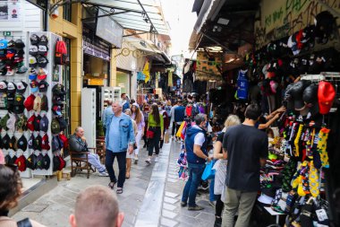 Atina, Yunanistan - Yunanistan 'daki koronavirüs salgını sırasında Avissinas Meydanı' ndaki Monastiraki bit pazarını ziyaret eden turistler için maskeyi takmak zorunlu değil, ancak pek çok kişi takıyor.