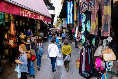 Atina, Yunanistan - Yunanistan 'daki koronavirüs salgını sırasında Avissinas Meydanı' ndaki Monastiraki bit pazarını ziyaret eden turistler için maskeyi takmak zorunlu değil, ancak pek çok kişi takıyor.