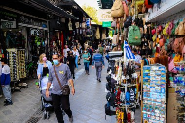 Atina, Yunanistan - Yunanistan 'daki koronavirüs salgını sırasında Avissinas Meydanı' ndaki Monastiraki bit pazarını ziyaret eden turistler için maskeyi takmak zorunlu değil, ancak pek çok kişi takıyor.