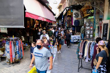 Atina, Yunanistan - Yunanistan 'daki koronavirüs salgını sırasında Avissinas Meydanı' ndaki Monastiraki bit pazarını ziyaret eden turistler için maskeyi takmak zorunlu değil, ancak pek çok kişi takıyor.
