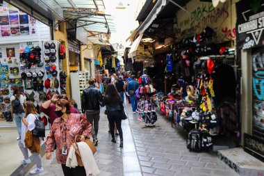 Atina, Yunanistan - Yunanistan 'daki koronavirüs salgını sırasında Avissinas Meydanı' ndaki Monastiraki bit pazarını ziyaret eden turistler için maskeyi takmak zorunlu değil, ancak pek çok kişi takıyor.