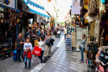 Atina, Yunanistan - Yunanistan 'daki koronavirüs salgını sırasında Avissinas Meydanı' ndaki Monastiraki bit pazarını ziyaret eden turistler için maskeyi takmak zorunlu değil, ancak pek çok kişi takıyor.