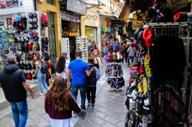 Atina, Yunanistan - Yunanistan 'daki koronavirüs salgını sırasında Avissinas Meydanı' ndaki Monastiraki bit pazarını ziyaret eden turistler için maskeyi takmak zorunlu değil, ancak pek çok kişi takıyor.