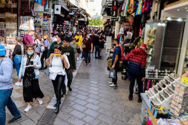 Atina, Yunanistan - Yunanistan 'daki koronavirüs salgını sırasında Avissinas Meydanı' ndaki Monastiraki bit pazarını ziyaret eden turistler için maskeyi takmak zorunlu değil, ancak pek çok kişi takıyor.