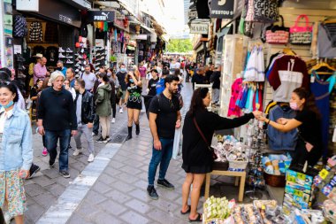 Atina, Yunanistan - Yunanistan 'daki koronavirüs salgını sırasında Avissinas Meydanı' ndaki Monastiraki bit pazarını ziyaret eden turistler için maskeyi takmak zorunlu değil, ancak pek çok kişi takıyor.