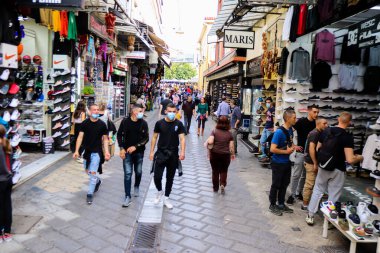 Atina, Yunanistan - Yunanistan 'daki koronavirüs salgını sırasında Avissinas Meydanı' ndaki Monastiraki bit pazarını ziyaret eden turistler için maskeyi takmak zorunlu değil, ancak pek çok kişi takıyor.