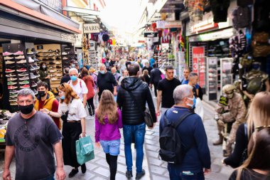 Atina, Yunanistan - Yunanistan 'daki koronavirüs salgını sırasında Avissinas Meydanı' ndaki Monastiraki bit pazarını ziyaret eden turistler için maskeyi takmak zorunlu değil, ancak pek çok kişi takıyor.