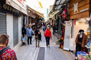 Atina, Yunanistan - Yunanistan 'daki koronavirüs salgını sırasında Avissinas Meydanı' ndaki Monastiraki bit pazarını ziyaret eden turistler için maskeyi takmak zorunlu değil, ancak pek çok kişi takıyor.