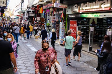Atina, Yunanistan - Yunanistan 'daki koronavirüs salgını sırasında Avissinas Meydanı' ndaki Monastiraki bit pazarını ziyaret eden turistler için maskeyi takmak zorunlu değil, ancak pek çok kişi takıyor.