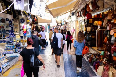 Atina, Yunanistan - Yunanistan 'daki koronavirüs salgını sırasında Avissinas Meydanı' ndaki Monastiraki bit pazarını ziyaret eden turistler için maskeyi takmak zorunlu değil, ancak pek çok kişi takıyor.