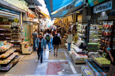 Atina, Yunanistan - Yunanistan 'daki koronavirüs salgını sırasında Avissinas Meydanı' ndaki Monastiraki bit pazarını ziyaret eden turistler için maskeyi takmak zorunlu değil, ancak pek çok kişi takıyor.