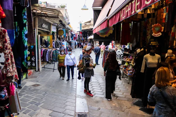 Atina, Yunanistan - Yunanistan 'daki koronavirüs salgını sırasında Avissinas Meydanı' ndaki Monastiraki bit pazarını ziyaret eden turistler için maskeyi takmak zorunlu değil, ancak pek çok kişi takıyor.