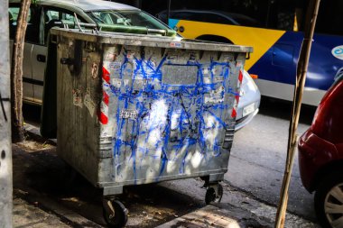 Atina, Yunanistan - Yunanistan 'da Atina sokaklarında 08 Kasım 2021 Çöp konteyneri