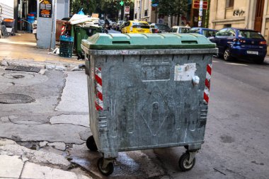 Atina, Yunanistan - Yunanistan 'da Atina sokaklarında 08 Kasım 2021 Çöp konteyneri