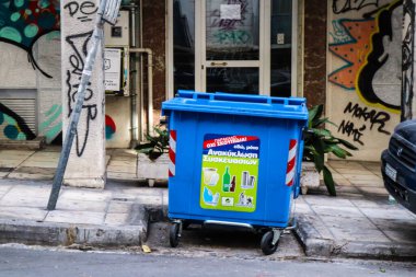 Atina, Yunanistan - Yunanistan 'da Atina sokaklarında 08 Kasım 2021 Çöp konteyneri