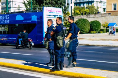 Atina, Yunanistan - Yunanistan 'ı vuran koronavirüs salgını sırasında Atina sokaklarında Yunan hükümetine karşı düzenlenen protesto sırasında polis ve protestocu yüz yüze geldi