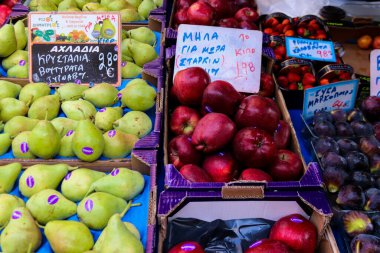 Atina, Yunanistan - 06 Kasım 2021 Exarchia bölgesindeki Kallidromiou caddesindeki Tipik Atina pazarı, canlı, koku ve yaşam dolu. Taze sebze, baharat, fındık, zeytin, balık pazarı.