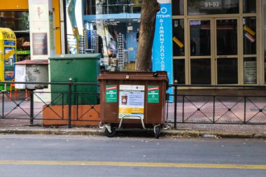 Atina, Yunanistan - Yunanistan 'da Atina sokaklarında 08 Kasım 2021 Çöp konteyneri