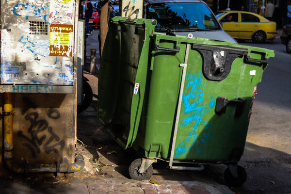 Афины, Греция - 08 ноября 2021 года Мусорный контейнер на улицах Афин в Греции