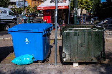 Atina, Yunanistan - Yunanistan 'da Atina sokaklarında 08 Kasım 2021 Çöp konteyneri