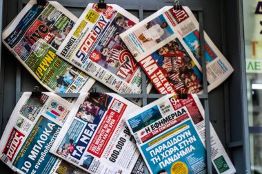 Atina, Yunanistan - Yunan gazetelerinin amblemli bir şehir ve Yunanistan 'ın başkenti olan Atina sokaklarında satıldığı 08 Kasım 2021