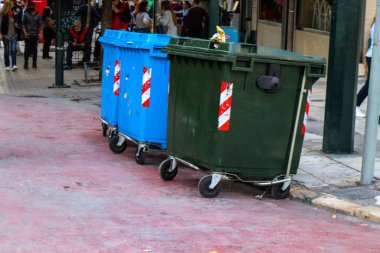 Atina, Yunanistan - Yunanistan 'da Atina sokaklarında 08 Kasım 2021 Çöp konteyneri
