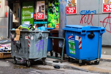 Atina, Yunanistan - Yunanistan 'da Atina sokaklarında 08 Kasım 2021 Çöp konteyneri