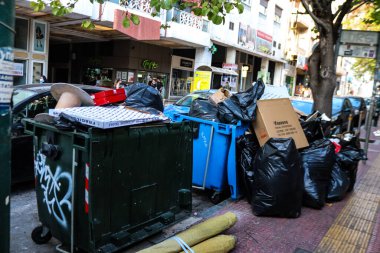 Atina, Yunanistan - Yunanistan 'da Atina sokaklarında 08 Kasım 2021 Çöp konteyneri