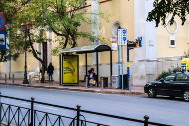 Atina, Yunanistan - Koronavirüs salgını sırasında Atina sokaklarında Yunan halk otobüsü durağında maske takmak zorunludur