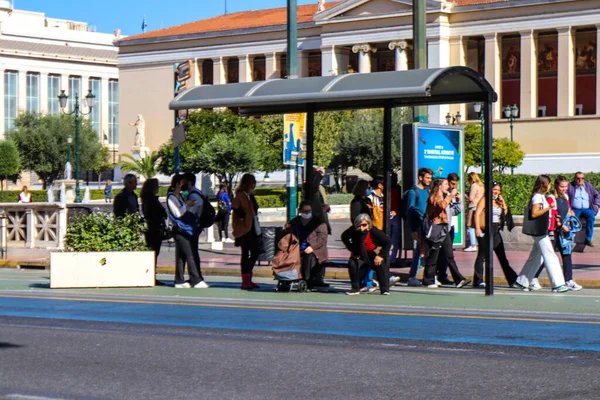 Ateny Grecja Listopada 2021 Osoby Przystanku Autobusowym Grecji Ulicach Aten — Zdjęcie stockowe
