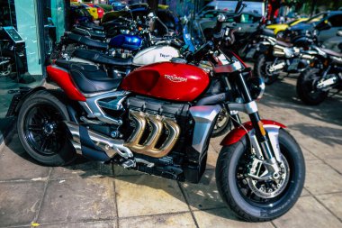 Atina, Yunanistan - 10 Kasım 2021 Triumph motorsiklet krupiyenin önünde park edilmiş, İngiltere 'nin en büyük motosiklet üreticisi Bonneville, Scrambler, Speed and Street Twins modelleri sunuyor
