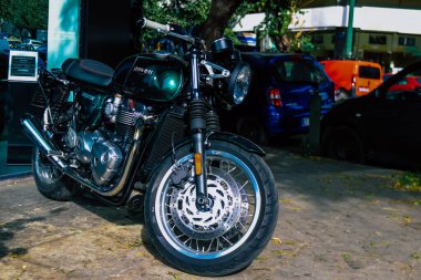 Atina, Yunanistan - 10 Kasım 2021 Triumph motorsiklet krupiyenin önünde park edilmiş, İngiltere 'nin en büyük motosiklet üreticisi Bonneville, Scrambler, Speed and Street Twins modelleri sunuyor