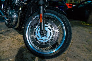 Atina, Yunanistan - 10 Kasım 2021 Triumph motorsiklet krupiyenin önünde park edilmiş, İngiltere 'nin en büyük motosiklet üreticisi Bonneville, Scrambler, Speed and Street Twins modelleri sunuyor