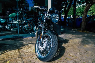 Atina, Yunanistan - 10 Kasım 2021 Triumph motorsiklet krupiyenin önünde park edilmiş, İngiltere 'nin en büyük motosiklet üreticisi Bonneville, Scrambler, Speed and Street Twins modelleri sunuyor