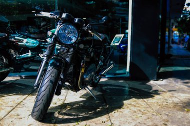 Atina, Yunanistan - 10 Kasım 2021 Triumph motorsiklet krupiyenin önünde park edilmiş, İngiltere 'nin en büyük motosiklet üreticisi Bonneville, Scrambler, Speed and Street Twins modelleri sunuyor
