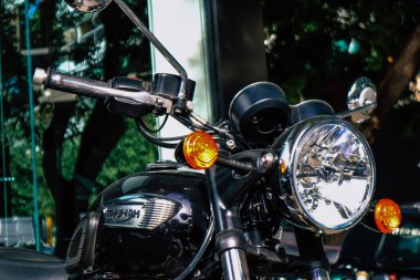 Atina, Yunanistan - 10 Kasım 2021 Triumph motorsiklet krupiyenin önünde park edilmiş, İngiltere 'nin en büyük motosiklet üreticisi Bonneville, Scrambler, Speed and Street Twins modelleri sunuyor