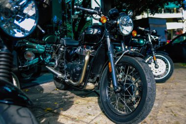 Atina, Yunanistan - 10 Kasım 2021 Triumph motorsiklet krupiyenin önünde park edilmiş, İngiltere 'nin en büyük motosiklet üreticisi Bonneville, Scrambler, Speed and Street Twins modelleri sunuyor