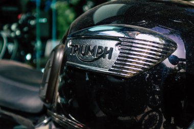 Atina, Yunanistan - 10 Kasım 2021 Triumph motorsiklet krupiyenin önünde park edilmiş, İngiltere 'nin en büyük motosiklet üreticisi Bonneville, Scrambler, Speed and Street Twins modelleri sunuyor
