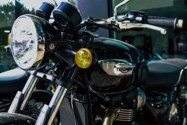 Atina, Yunanistan - 10 Kasım 2021 Triumph motorsiklet krupiyenin önünde park edilmiş, İngiltere 'nin en büyük motosiklet üreticisi Bonneville, Scrambler, Speed and Street Twins modelleri sunuyor