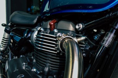 Atina, Yunanistan - 10 Kasım 2021 Triumph motorsiklet krupiyenin önünde park edilmiş, İngiltere 'nin en büyük motosiklet üreticisi Bonneville, Scrambler, Speed and Street Twins modelleri sunuyor
