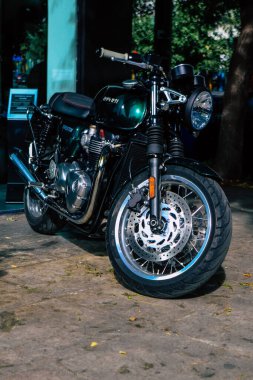 Atina, Yunanistan - 10 Kasım 2021 Triumph motorsiklet krupiyenin önünde park edilmiş, İngiltere 'nin en büyük motosiklet üreticisi Bonneville, Scrambler, Speed and Street Twins modelleri sunuyor