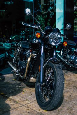 Atina, Yunanistan - 10 Kasım 2021 Triumph motorsiklet krupiyenin önünde park edilmiş, İngiltere 'nin en büyük motosiklet üreticisi Bonneville, Scrambler, Speed and Street Twins modelleri sunuyor