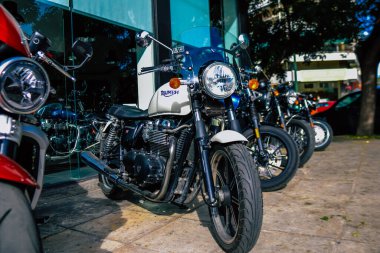 Atina, Yunanistan - 10 Kasım 2021 Triumph motorsiklet krupiyenin önünde park edilmiş, İngiltere 'nin en büyük motosiklet üreticisi Bonneville, Scrambler, Speed and Street Twins modelleri sunuyor