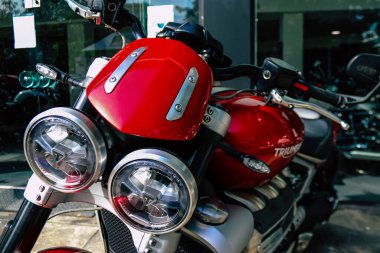 Atina, Yunanistan - 10 Kasım 2021 Triumph motorsiklet krupiyenin önünde park edilmiş, İngiltere 'nin en büyük motosiklet üreticisi Bonneville, Scrambler, Speed and Street Twins modelleri sunuyor