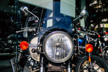 Atina, Yunanistan - 10 Kasım 2021 Triumph motorsiklet krupiyenin önünde park edilmiş, İngiltere 'nin en büyük motosiklet üreticisi Bonneville, Scrambler, Speed and Street Twins modelleri sunuyor