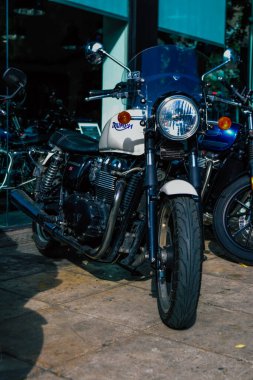 Atina, Yunanistan - 10 Kasım 2021 Triumph motorsiklet krupiyenin önünde park edilmiş, İngiltere 'nin en büyük motosiklet üreticisi Bonneville, Scrambler, Speed and Street Twins modelleri sunuyor