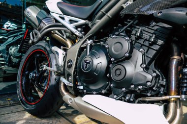 Atina, Yunanistan - 10 Kasım 2021 Triumph motorsiklet krupiyenin önünde park edilmiş, İngiltere 'nin en büyük motosiklet üreticisi Bonneville, Scrambler, Speed and Street Twins modelleri sunuyor